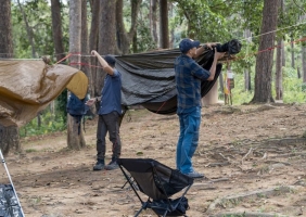 Porque é que a nova moda é dormir numa tenda suspensa?