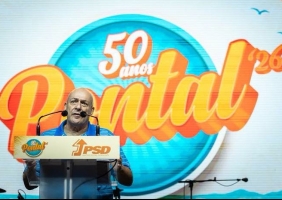 Montenegro distingue Mendes Bota como presidente honorário do PSD do Algarve