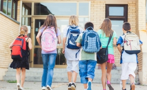 Regresso às aulas exige atenção ao peso das mochilas