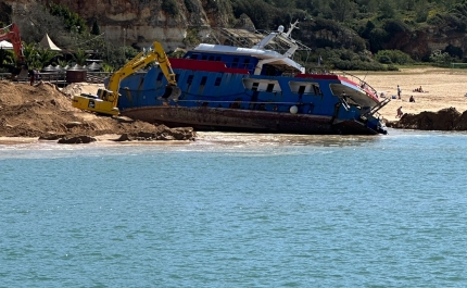 Polícia Marítima acompanha remoção da última embarcação encalhada na praia Grande de Ferragudo
