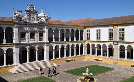 Universidade Évora diz que 90% dos alunos concluíram mestrado de Enfermagem sem chumbar