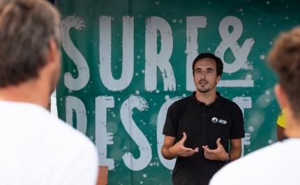 SURF & RESCUE REGRESSA COM NOVA FORMAÇÃO E DESFIBRILHADORES PARA TREINAR SURFISTAS A SALVAR AINDA MAIS VIDAS 