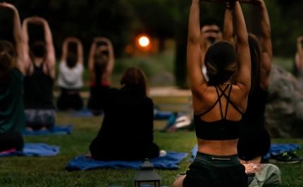 Celebre as noites de lua cheia com experiências exclusivas de Yoga ao ar livre