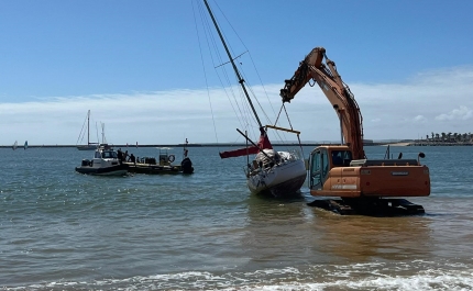 Polícia Marítima acompanha a remoção de três embarcações encalhadas na praia Grande de Ferragudo