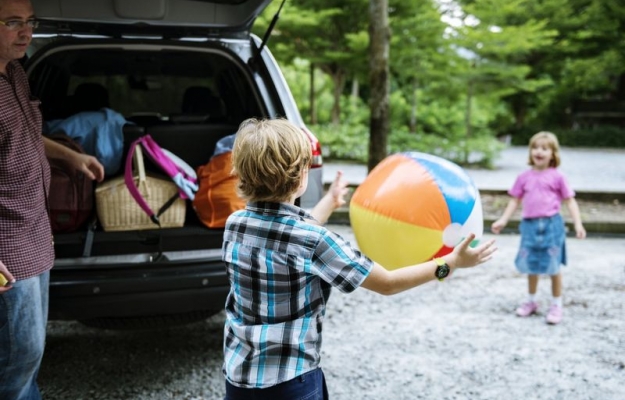 Vais de férias com filhos? Evita stress com este guia
