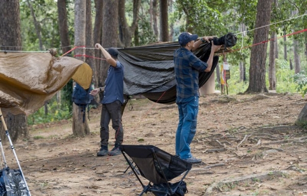Porque é que a nova moda é dormir numa tenda suspensa?
