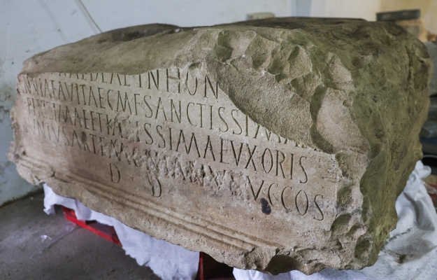 Descoberta base de antiga estátua romana epigrafada com duas toneladas em Faro
