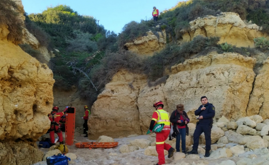 Mulher de 74 anos resgatada após queda de cerca de seis metros em Albufeira
