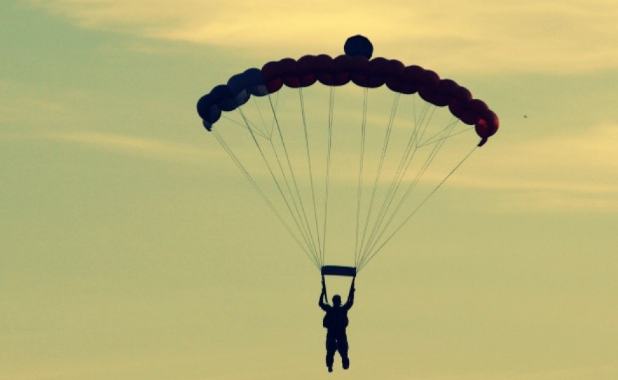 Paraquedista morre em salto de aeronave em Portimão