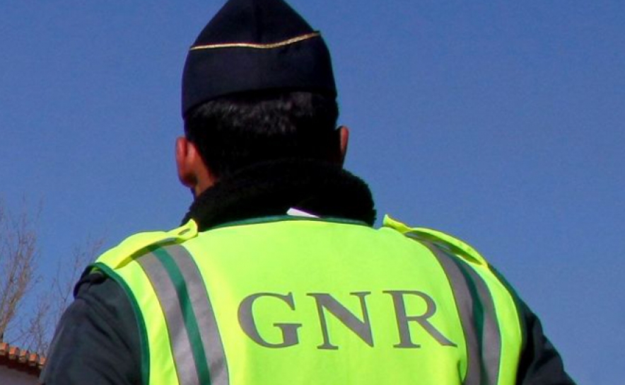 GNR multa 36 pessoas por acampamento e estacionamento ilegais em dunas de Grândola