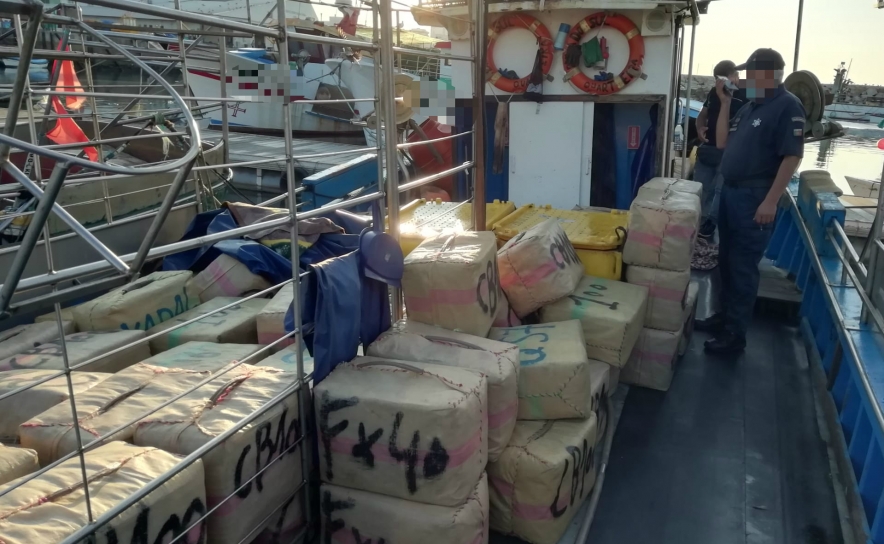 Polícia Marítima apreende 133 fardos com mais de 4500 kg de droga e detém dois indivíduos no porto de Quarteira