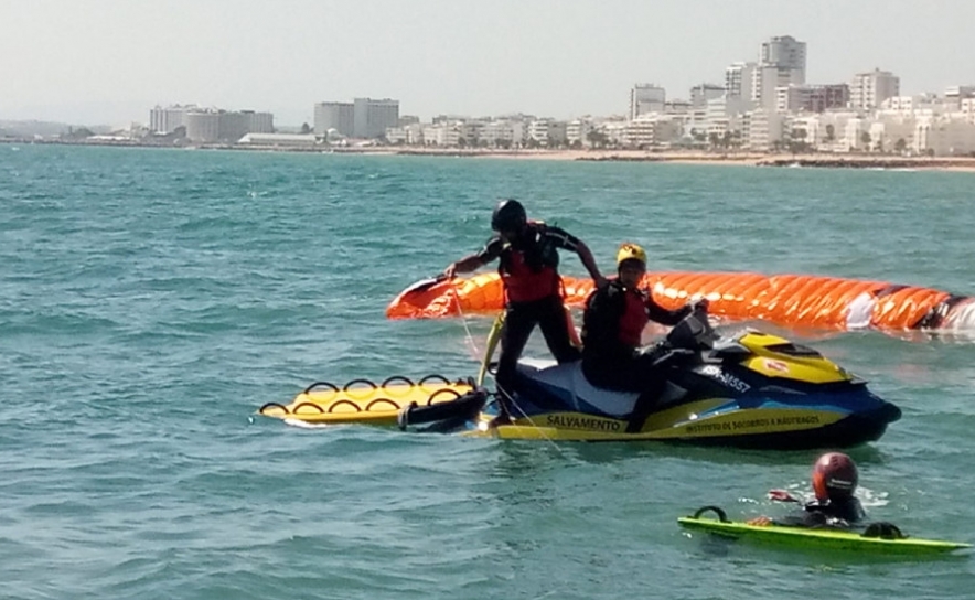 Estação Salva-vidas de Quarteira efetua o primeiro salvamento a praticante de kitesurf