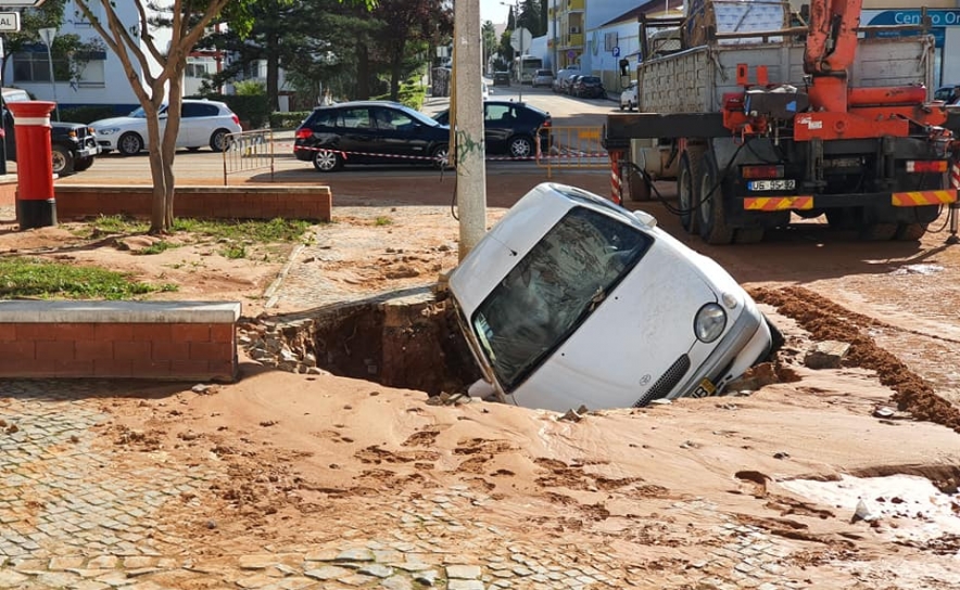 Rebentamento de conduta em Olhão provoca queda de carro em buraco no pavimento