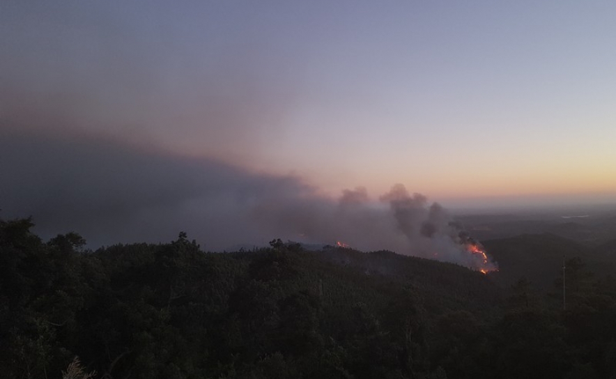 Incêndios: Fogo em Monchique dominado, Odemira ainda com duas frentes ativas