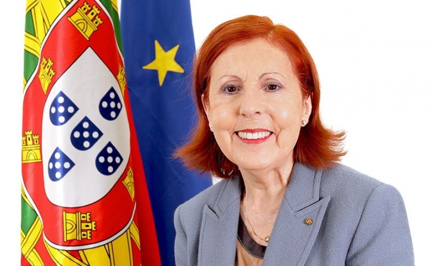 Ministra insiste em mapas nas praias para resolver polémica sobre chapéus-de-sol