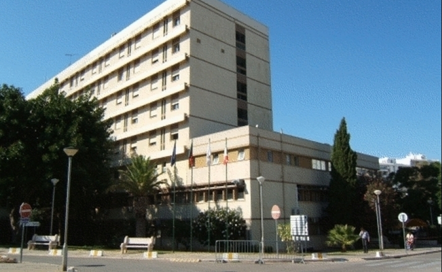 Meia centena de pessoas manifestou-se à porta de hospital de Faro