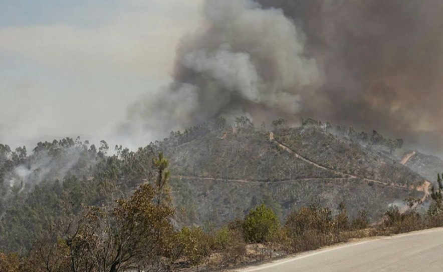 Incêndio em Monchique | Viatura dos bombeiros destruída em fogo