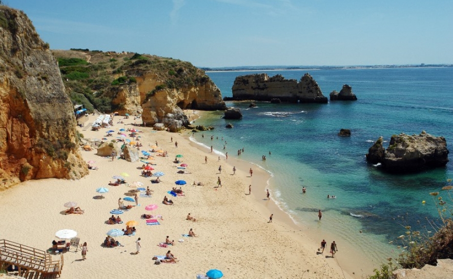 Algarve com reservas antecipadas de toldos de praia para verão incerto
