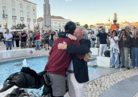 Miguel Figueira conclui volta ao mundo em bicicleta e é recebido com grande emoção em Tavira