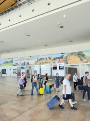 Algarve reforça notoriedade do destino e ativa marca com painel gigante no Aeroporto de Faro