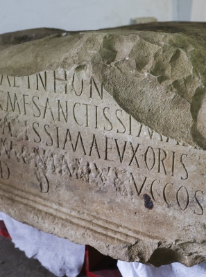 Descoberta base de antiga estátua romana epigrafada com duas toneladas em Faro 