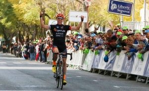 Michael Woods vence em solitário