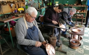 CALDEIRARIA: TRABALHAR O COBRE E O LATÃO EM CONVERSA SOBRE FUTURO DOS OFÍCIOS TRADICIONAIS