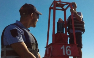 Faroleiros efetuam manutenção de boias de navegação na Ria Formosa