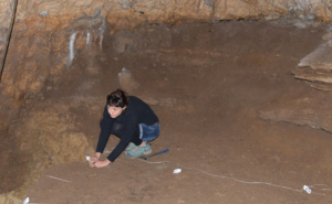 INVESTIGADORA DA UALG INTEGRA EQUIPA QUE DESCOBRIU NOVOS FÓSSEIS DE HOMO SAPIENS NA GRUTA DE BACHO KIRO
