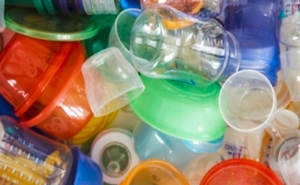 Comportamentos estão a mudar mas o plástico ainda não desapareceu das praias