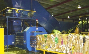 Mulher morre no supermercado, dentro de máquina de compactar papel