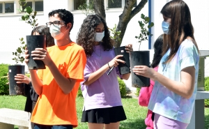 Desafio ALFArroba: Entrega de alfarrobeiras na Escola Sede do Agrupamento de Escolas de Almancil
