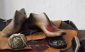 LOULÉ CRIATIVO PROMOVE CICLO DE OFICINAS DEDICADAS À CONFEÇÃO ARTESANAL DE CALÇADO