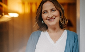 ALMANCIL RECEBE PODCAST AO VIVO «O POEMA ENSINA A CAIR», DE RAQUEL MARINHO