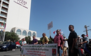 Trabalhadores protestam em frente a hotel de Vilamoura contra processos disciplinares