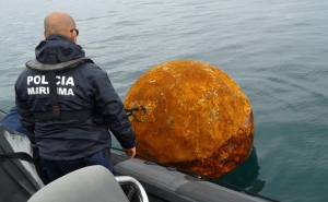 Polícia Marítima reboca boia que constituía perigo à navegação em Faro