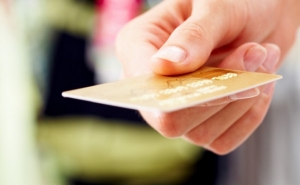 Ter cartão de crédito para baixar o spread é boa opção? Simula propostas, aconselha Deco