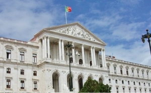 Covid-19: Parlamento autoriza renovação do estado de emergência até 15 de janeiro