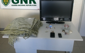 Três detidos por furto a residência em Lagoa