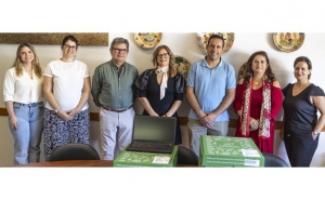 Visualforma doa cinco portáteis recondicionados a estudantes carenciados da UAlg