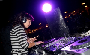 Radialista Raquel Bulha e Cantora Teté Alhinho na apresentaçâo do Festival Med