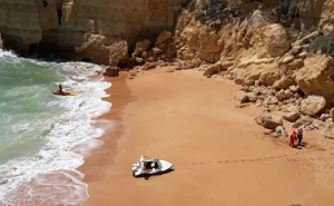 Estação Salva-vidas de Ferragudo e Polícia Marítima resgatam um casal e uma criança numa praia isolada em Albufeira