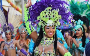 DOMINGO GORDO COM CLIMA PRIMAVERIL NO SUL LEVA A CASA CHEIA NO CARNAVAL DE LOULÉ