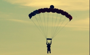 Paraquedista morre em salto de aeronave em Portimão