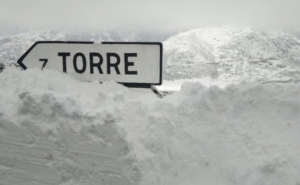 Mau tempo: Neve corta estradas na serra da Estrela