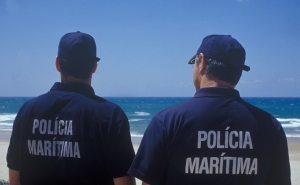 Operação de apreensão de droga numa praia algarvia a decorrer