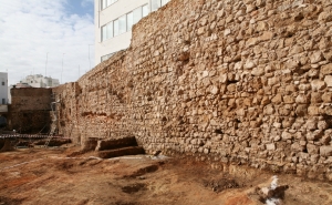 Pano de Muralha é colocado a descoberto durante obra de edificação de um hostel