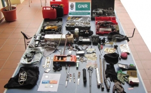 GNR de Vilamoura detém cidadão por detenção de arma proibida e furto interior de veículo