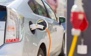 Vendas de carros elétricos disparam 130%