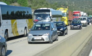 Oito veículos protestam contra portagens na Via do Infante